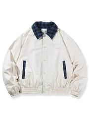 製品画像
「クラシックなパッチワークチェック柄とルーズフィットシルエットが特徴のジャケット全体写真。100%コットン素材で快適さとレトロなスタイルを両立した秋冬のマストアイテム。」

詳細画像
「パッチワークチェック柄デザインが際立つ襟やポケット部分のディテール写真。柔らかく耐久性のある100%コットン素材が使用されたジャケットの特徴を強調した詳細画像。」