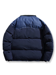 製品画像
「レトロなシープスキン風襟とバイカラーパッチワークデザインが特徴のワーク中綿ジャケット全体写真。防風性と保温性に優れた高密度素材と軽量ポリエステル中綿を採用し、アウトドアにも日常使いにも最適な冬のマストアイテム。」

詳細画像
「シープスキン風襟の立体感のある質感と、バイカラーパッチワークデザインの大きな多機能ポケットのディテール写真。防寒性を高める高密度素材と軽量中綿が使用されたジャケットの特徴を表現した画像。」