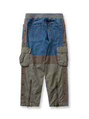 製品画像
「再構造スタイルの異素材パッチワークデザインが特徴のカーゴパンツ正面展示写真。ヴィンテージ感を演出するウォッシュ加工と多機能ポケットを備えたストリートやアウトドアに最適なアイテム。」

詳細画像
「ウエストゴム仕様で快適なフィット感と裾のジッパーとスナップボタンによる幅調整が可能な異素材パッチワークカーゴパンツのディテール写真。」
