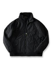 製品画像
「波形キルティングデザインとハイネック仕様が特徴の保温ダウンジャケット正面写真。防風性・保温性・快適性に優れ、静電気防止加工を施したナイロン素材を採用した秋冬に最適なアイテム。」

詳細画像
「フラップ付きの両サイドポケットと背面の通気性メッシュパネルのディテール写真。波形キルティングで中綿が均等に保温性を発揮し、エアダウン素材が快適さを提供するジャケットの特徴を強調した画像。」