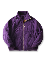 製品画像
「波形キルティングデザインとハイネック仕様が特徴の保温ダウンジャケット正面写真。防風性・保温性・快適性に優れ、静電気防止加工を施したナイロン素材を採用した秋冬に最適なアイテム。」

詳細画像
「フラップ付きの両サイドポケットと背面の通気性メッシュパネルのディテール写真。波形キルティングで中綿が均等に保温性を発揮し、エアダウン素材が快適さを提供するジャケットの特徴を強調した画像。」