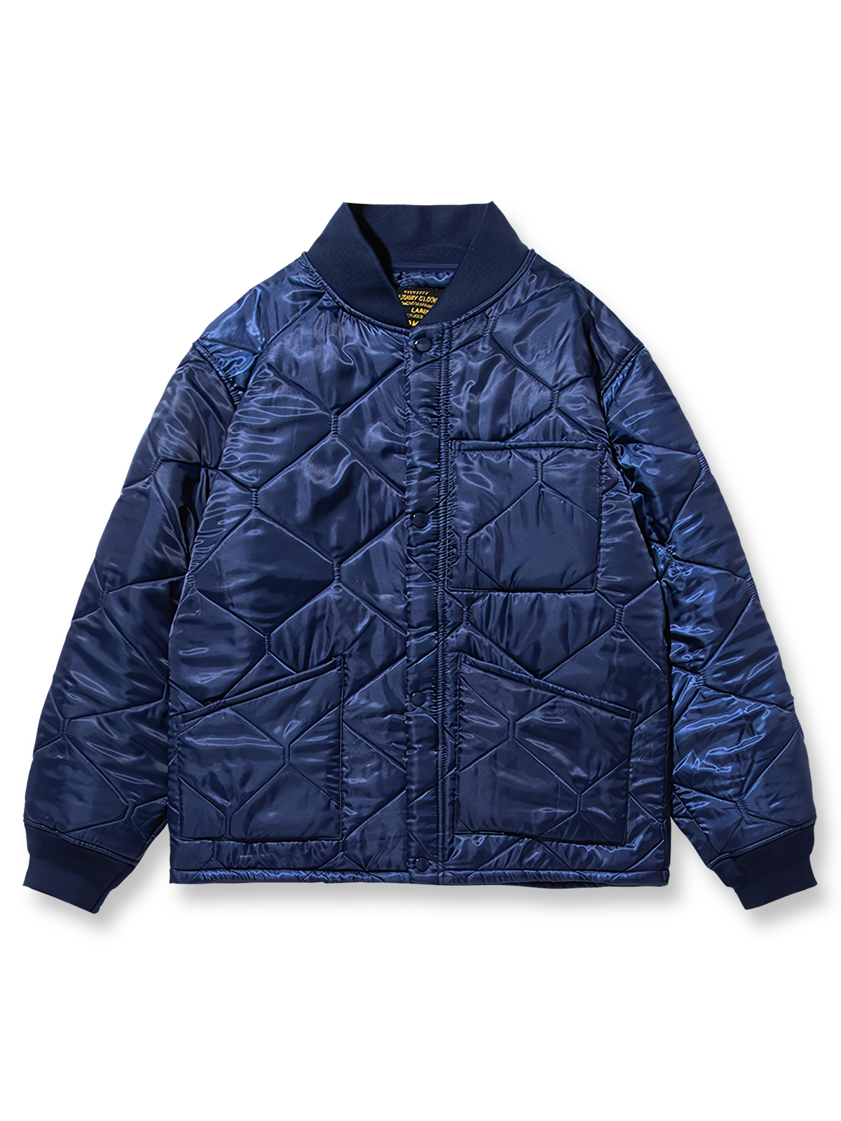 製品画像
「ヴィンテージ感漂うアメリカンミリタリースタイルのM65ライナー CWU-9P 中綿ジャケット全体展示写真。ダイヤモンドキルティングデザインとリブ仕様を備えた軽量で保温性に優れた一着。」

詳細画像
「ダイヤモンドキルティングデザインが施された生地のディテール写真と、防風性能を高めるリブ仕様の袖口のクローズアップ写真。」
