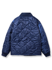 製品画像
「ヴィンテージ感漂うアメリカンミリタリースタイルのM65ライナー CWU-9P 中綿ジャケット全体展示写真。ダイヤモンドキルティングデザインとリブ仕様を備えた軽量で保温性に優れた一着。」

詳細画像
「ダイヤモンドキルティングデザインが施された生地のディテール写真と、防風性能を高めるリブ仕様の袖口のクローズアップ写真。」
