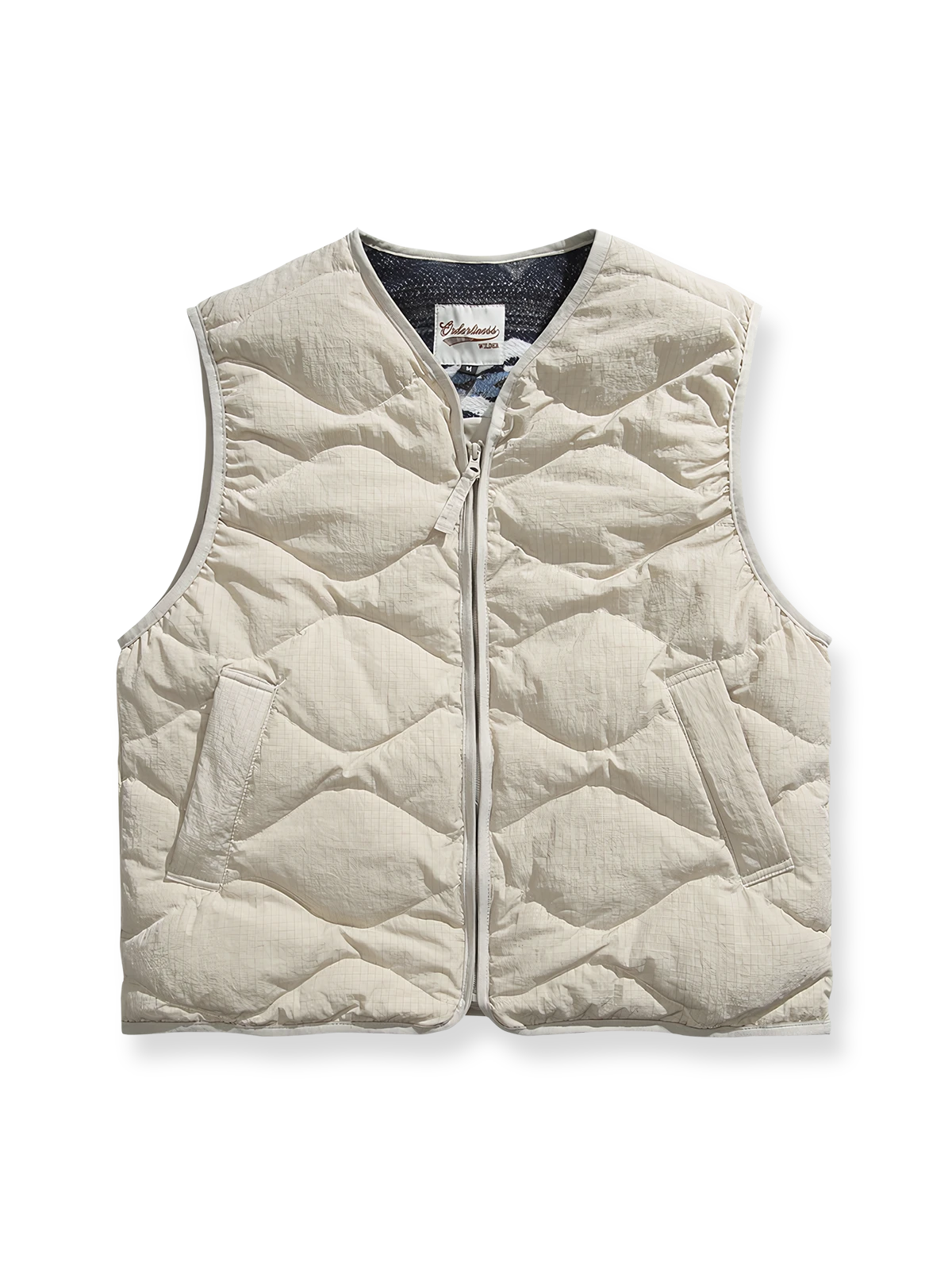 製品画像
「3色展開のホワイトダックダウン ダウンベスト全体写真。100%ナイロン素材とヴィンテージ感漂うデザインが特徴で、軽量で保温性に優れた秋冬のマストアイテム。」

詳細画像
「民族調デザインの裏地ディテール写真。高品質なホワイトダックダウンの保温性と、防風性に優れた100%ナイロン素材を採用したダウンベストの個性を際立たせるデザイン。」
