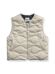 製品画像
「3色展開のホワイトダックダウン ダウンベスト全体写真。100%ナイロン素材とヴィンテージ感漂うデザインが特徴で、軽量で保温性に優れた秋冬のマストアイテム。」

詳細画像
「民族調デザインの裏地ディテール写真。高品質なホワイトダックダウンの保温性と、防風性に優れた100%ナイロン素材を採用したダウンベストの個性を際立たせるデザイン。」
