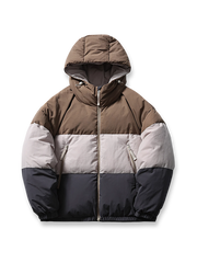 製品画像
「トリコロール配色のパッチワークデザインが特徴的なフード付きエコ中綿ジャケット。環境に配慮した再生素材を使用した冬用アウターの全体図」

詳細画像
「ハイネックフードと調節可能なドローコード付きデザイン。ダブルジップ仕様で実用性を高めたエコ中綿ジャケットのディテールクローズアップ」
