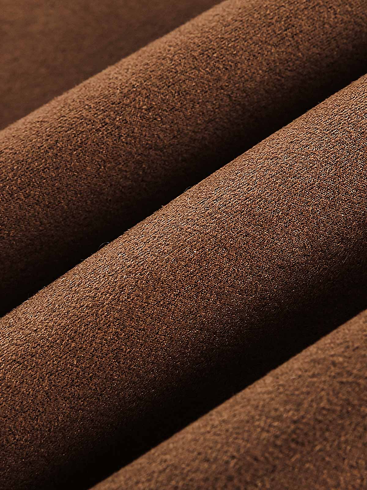 製品画像
「クラシックなレトロワークスタイルとムートン一体デザインを採用した中綿ジャケット。厚手で保温性が高く、中空構造素材により軽量かつ防風性も優れる冬用アウターの全体展示図」

詳細画像
「ムートン裏地と中空構造素材のディテールクローズアップ。優れた保温性、耐久性、防風性を兼ね備えたルーズフィットのレトロなワークデザインジャケット」
