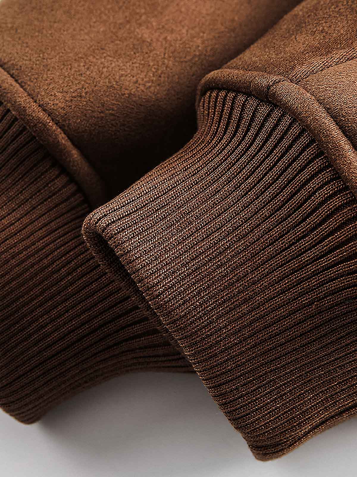 製品画像
「クラシックなレトロワークスタイルとムートン一体デザインを採用した中綿ジャケット。厚手で保温性が高く、中空構造素材により軽量かつ防風性も優れる冬用アウターの全体展示図」

詳細画像
「ムートン裏地と中空構造素材のディテールクローズアップ。優れた保温性、耐久性、防風性を兼ね備えたルーズフィットのレトロなワークデザインジャケット」
