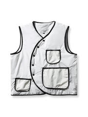 製品画像
「クラシックな合わせ襟デザインとモダンなバイカラースタイルが特徴のレトロ中綿ベスト。軽量で保温性に優れ、紫と白の配色が冬のスタイリングを際立たせる全体展示図」

詳細画像
「合わせ襟デザインと大容量の多機能ポケットがアクセントとなった中綿ベストのディテールクローズアップ。レトロ感とモダンさを融合した機能性豊かなデザイン」