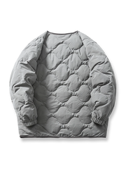 製品画像
「リバーシブル キルティング デザインと高品質ホワイトダックダウン（86%-90%）を使用したインナーダウンジャケット。軽量で保温性に優れ、秋冬の屋内外で活躍する万能アウターの全体展示図」

詳細画像
「リバーシブル仕様のキルティング加工と袖口のゴム仕様が特徴的なインナーダウンジャケット。ダウンの偏りを防ぐクラシックなデザインと繊細なディテールのクローズアップ」