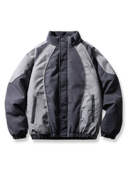 製品画像
「目を引くバイカラーとアーチ型切り替えデザインを特徴としたスタンドカラー中綿ジャケット。防風性と保温性に優れ、冬のアウトドアや日常使いに最適なスポーティなルーズフィットジャケットの全体図」

詳細画像
「バイカラーのアーチパターン切り替えデザインとジッパー付きスタンドカラーが特徴の中綿ジャケット。防風性と耐久性を兼ね備えたディテールのクローズアップ」
