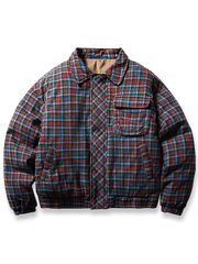 製品画像
「イギリス風チェック柄とシンプルな無地のリバーシブルデザインを特徴とする中綿ジャケット。100%コットン素材を使用し、軽量で暖かい秋冬用万能アウターの正面全体図」

詳細画像
「クラシックなイギリス風チェック柄とシンプルな無地デザインを両立したリバーシブル仕様のディテールクローズアップ。キルティング加工と袖口のゴム仕様が保温性と快適性を強化」
