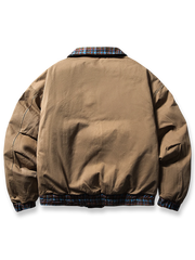 製品画像
「イギリス風チェック柄とシンプルな無地のリバーシブルデザインを特徴とする中綿ジャケット。100%コットン素材を使用し、軽量で暖かい秋冬用万能アウターの正面全体図」

詳細画像
「クラシックなイギリス風チェック柄とシンプルな無地デザインを両立したリバーシブル仕様のディテールクローズアップ。キルティング加工と袖口のゴム仕様が保温性と快適性を強化」
