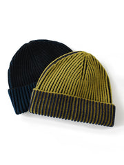 製品画像
バイカラー ジャカード編み ニットキャップの全体像を展示。リバーシブルデザインと折り返し可能なブリム（帽子のツバ）が特徴で、暖かさとトレンド感を両立しています。毛玉防止アクリル糸を使用し、快適な着用感と長時間形状を保ちます。

詳細画像
ジャカード編みの縦リブテクスチャと折り返し可能なブリムのディテールを強調。100%アクリルの毛玉防止素材を使用し、優れた保温性と柔らかさを提供します。このニットキャップは、寒い季節でも暖かく、快適に着用できます。
