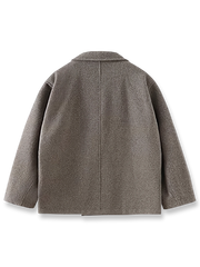 製品画像
レトロ ヘビー ウール ダブルブレストジャケットの全体像。730gのヘビーウール素材と縦ストライプのミックスカラー生地を使用し、クラシックなダブルブレストデザインが特徴。冬の暖かさとレトロな魅力を兼ね備えた一着。

詳細画像
ダブルブレストの前立てとU型パッチポケットのディテール。Hラインシルエットと微妙に落ちたショルダーのカッティングが、クラシックで洗練された印象を与え、実用性と装飾性を兼ね備えたデザイン。