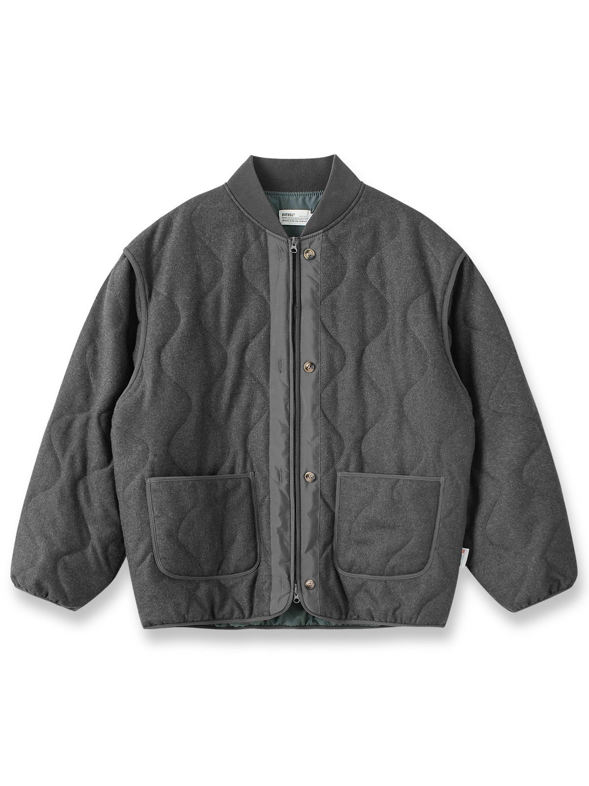 製品画像
3M™ シンサレートウールブレンドジャケット全体イメージ。高密度の3M™ シンサレートキルティングとグラフェン裏地を融合し、寒い冬の日常やアウトドア活動に最適な暖かさと快適性を提供。

詳細画像
3M™ シンサレートキルティングの質感と、YKK製メタルジッパーのディテール。ウールブレンド素材に加え、速乾性と滑らかな触り心地の裏地が特徴で、耐久性と実用性を兼ね備えたデザイン。