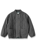 製品画像
3M™ シンサレートウールブレンドジャケット全体イメージ。高密度の3M™ シンサレートキルティングとグラフェン裏地を融合し、寒い冬の日常やアウトドア活動に最適な暖かさと快適性を提供。

詳細画像
3M™ シンサレートキルティングの質感と、YKK製メタルジッパーのディテール。ウールブレンド素材に加え、速乾性と滑らかな触り心地の裏地が特徴で、耐久性と実用性を兼ね備えたデザイン。