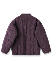 製品画像
3M™ シンサレートウールブレンドジャケット全体イメージ。高密度の3M™ シンサレートキルティングとグラフェン裏地を融合し、寒い冬の日常やアウトドア活動に最適な暖かさと快適性を提供。

詳細画像
3M™ シンサレートキルティングの質感と、YKK製メタルジッパーのディテール。ウールブレンド素材に加え、速乾性と滑らかな触り心地の裏地が特徴で、耐久性と実用性を兼ね備えたデザイン。