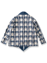 製品画像
デニムパッチワークとチェック柄を融合させた竹節編みコットン&リネン素材のはんてん全体イメージ。伝統的なはんてんデザインに現代的な要素を加え、軽やかで快適な着心地を提供。

詳細画像
デニムパッチワークとチェック柄素材のディテール。竹節編みコットン&リネン素材が通気性と軽さを実現し、視覚的な立体感を加えるデザイン。
