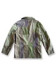 製品画像
パッチワーク ホースハイド ハンティングジャケットの正面全体イメージ。伝統的なパッチワークデザインと高級感あるホースハイドポケットが特徴的で、ヴィンテージ感漂う一着。

詳細画像
ホースハイドポケットと純銅リベットのディテール。ウォッシュ加工仕上げの100%コットン素材が耐久性と快適さを提供。