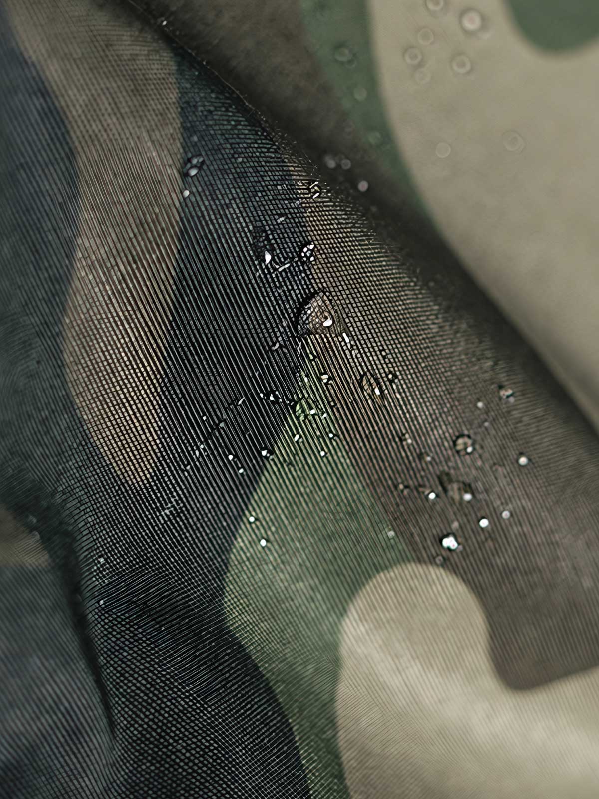 製品画像
多層構造型防寒服、迷彩柄防水ジャケット、ウッドランド迷彩柄、撥水加工、厚手ポリエステル素材、耐久性、アウトドアジャケット、寒冷地対応、風雨対応、耐久性の高い素材。

詳細画像
10号IDEALナイロンジッパー、大型ジッパー、カスタムナイロン製スナップボタン、防風性、耐久性、アウトドアジャケットのディテール、実用的なデザイン。
