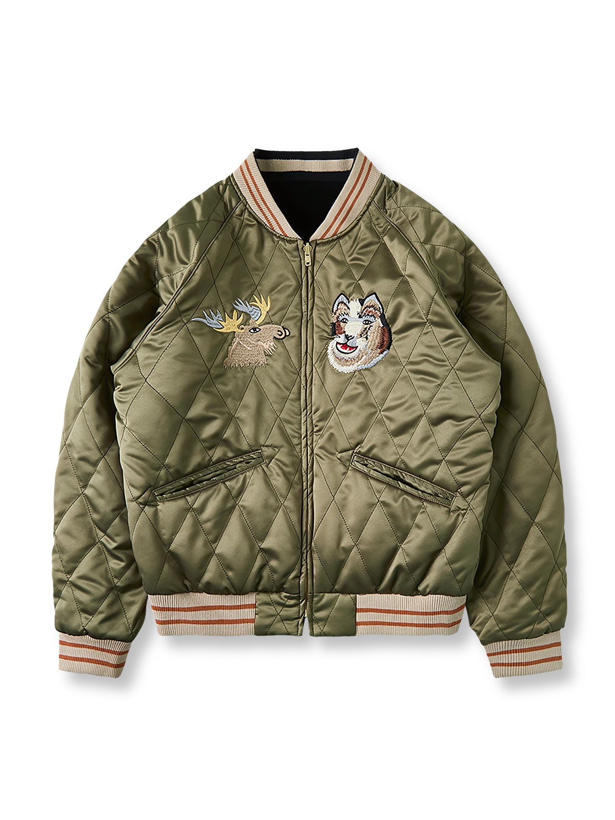 製品画像
1950年代アラスカをテーマにしたヴィンテージ刺繍リバーシブルスカジャン。片面はブラックベルベット素材にホッキョクグマ刺繍、もう片面はサテンポリエステルにアラスカ地図とトナカイ刺繍。どちらの面も印象的なデザインが施されています。

詳細画像
YKK製スライダージッパー、ライトニングデザインとホッキョクグマの刺繍ディテール。丁寧な仕上げが際立つ。