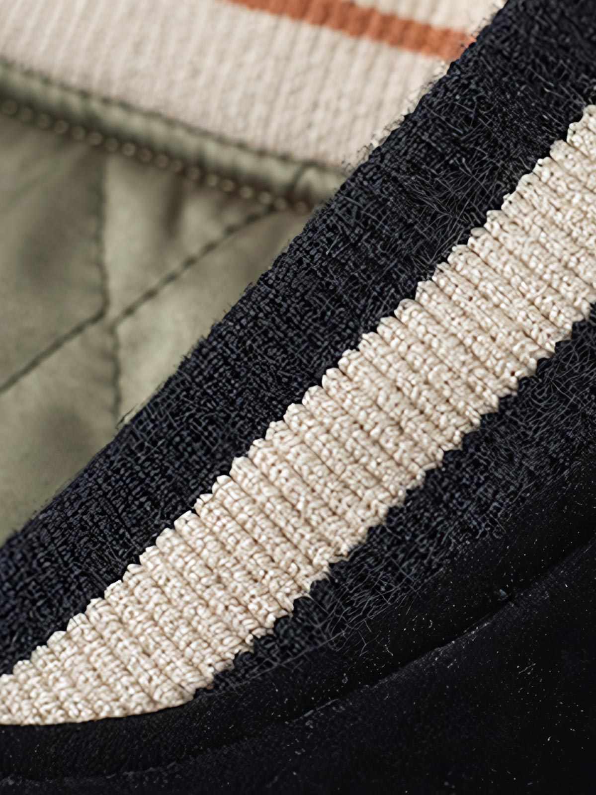 製品画像
1950年代アラスカをテーマにしたヴィンテージ刺繍リバーシブルスカジャン。片面はブラックベルベット素材にホッキョクグマ刺繍、もう片面はサテンポリエステルにアラスカ地図とトナカイ刺繍。どちらの面も印象的なデザインが施されています。

詳細画像
YKK製スライダージッパー、ライトニングデザインとホッキョクグマの刺繍ディテール。丁寧な仕上げが際立つ。