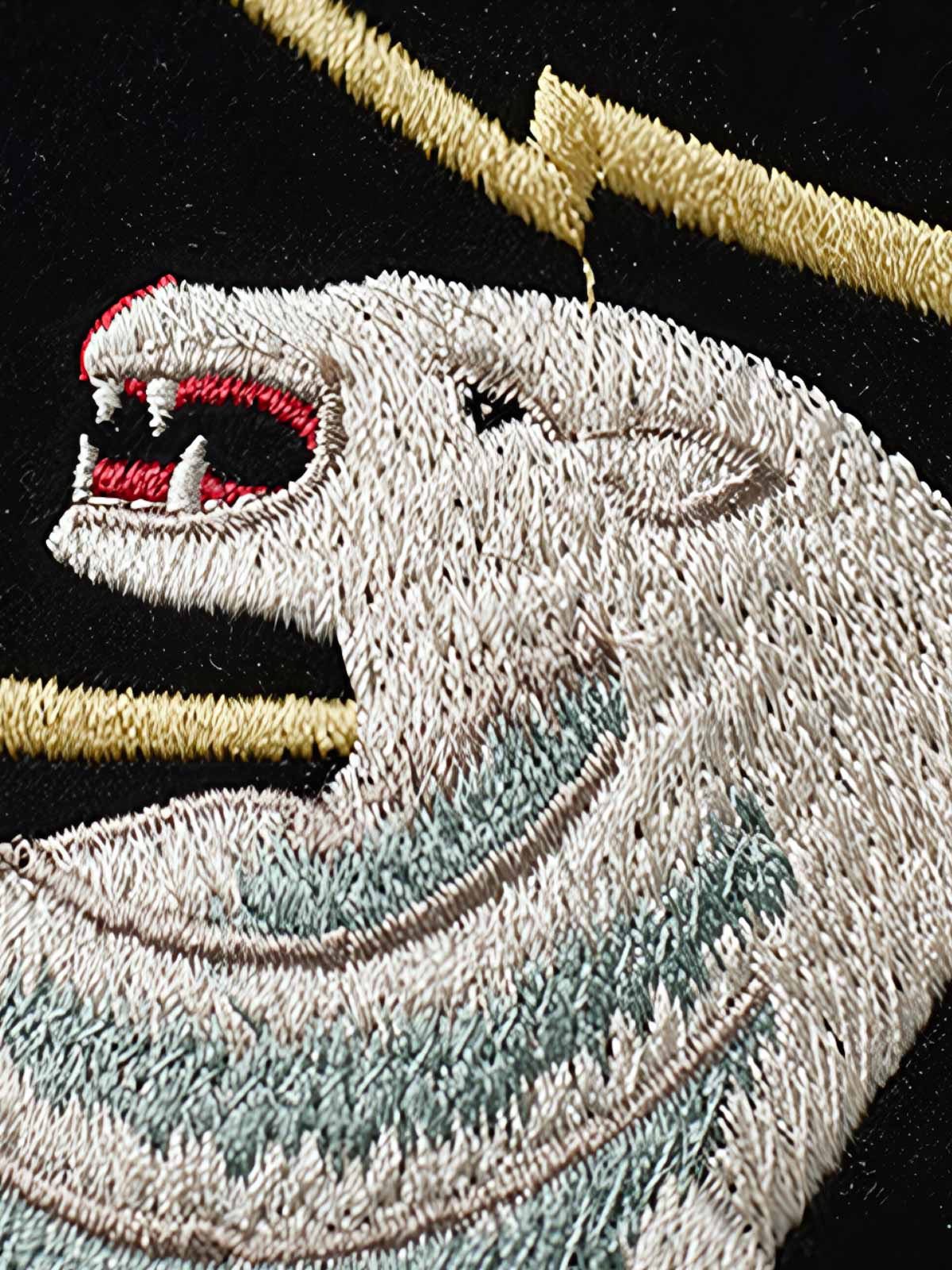 製品画像
1950年代アラスカをテーマにしたヴィンテージ刺繍リバーシブルスカジャン。片面はブラックベルベット素材にホッキョクグマ刺繍、もう片面はサテンポリエステルにアラスカ地図とトナカイ刺繍。どちらの面も印象的なデザインが施されています。

詳細画像
YKK製スライダージッパー、ライトニングデザインとホッキョクグマの刺繍ディテール。丁寧な仕上げが際立つ。