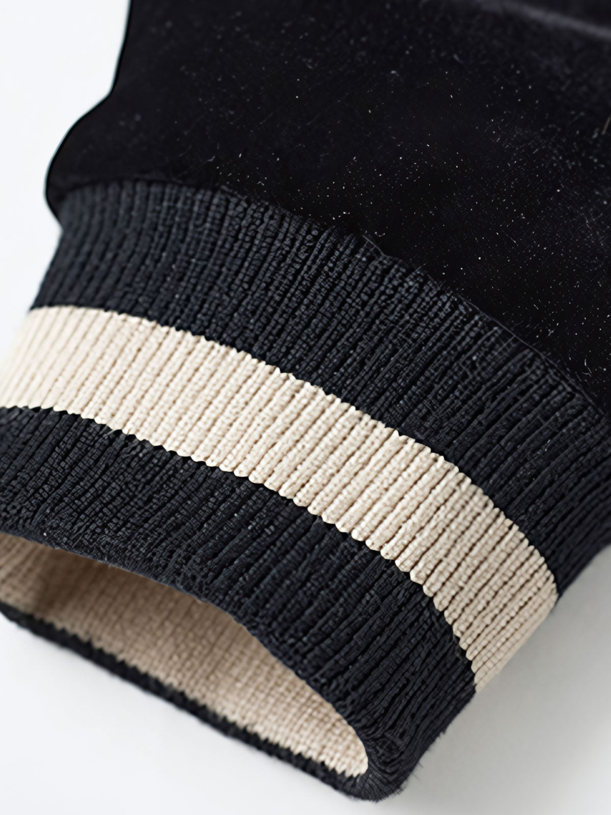 製品画像
1950年代アラスカをテーマにしたヴィンテージ刺繍リバーシブルスカジャン。片面はブラックベルベット素材にホッキョクグマ刺繍、もう片面はサテンポリエステルにアラスカ地図とトナカイ刺繍。どちらの面も印象的なデザインが施されています。

詳細画像
YKK製スライダージッパー、ライトニングデザインとホッキョクグマの刺繍ディテール。丁寧な仕上げが際立つ。