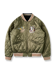 製品画像
1950年代アラスカをテーマにしたヴィンテージ刺繍リバーシブルスカジャン。片面はブラックベルベット素材にホッキョクグマ刺繍、もう片面はサテンポリエステルにアラスカ地図とトナカイ刺繍。どちらの面も印象的なデザインが施されています。

詳細画像
YKK製スライダージッパー、ライトニングデザインとホッキョクグマの刺繍ディテール。丁寧な仕上げが際立つ。