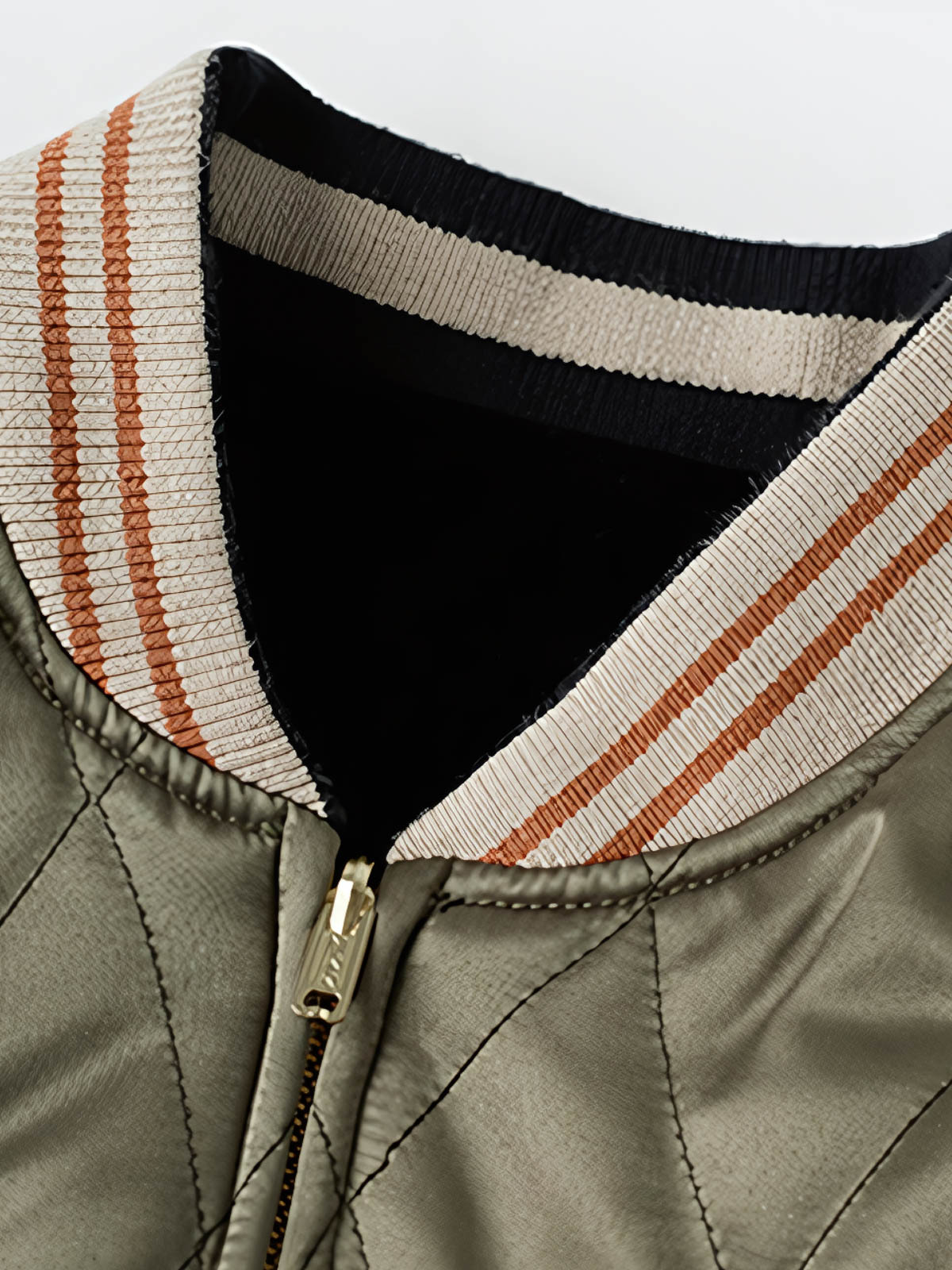 製品画像
1950年代アラスカをテーマにしたヴィンテージ刺繍リバーシブルスカジャン。片面はブラックベルベット素材にホッキョクグマ刺繍、もう片面はサテンポリエステルにアラスカ地図とトナカイ刺繍。どちらの面も印象的なデザインが施されています。

詳細画像
YKK製スライダージッパー、ライトニングデザインとホッキョクグマの刺繍ディテール。丁寧な仕上げが際立つ。