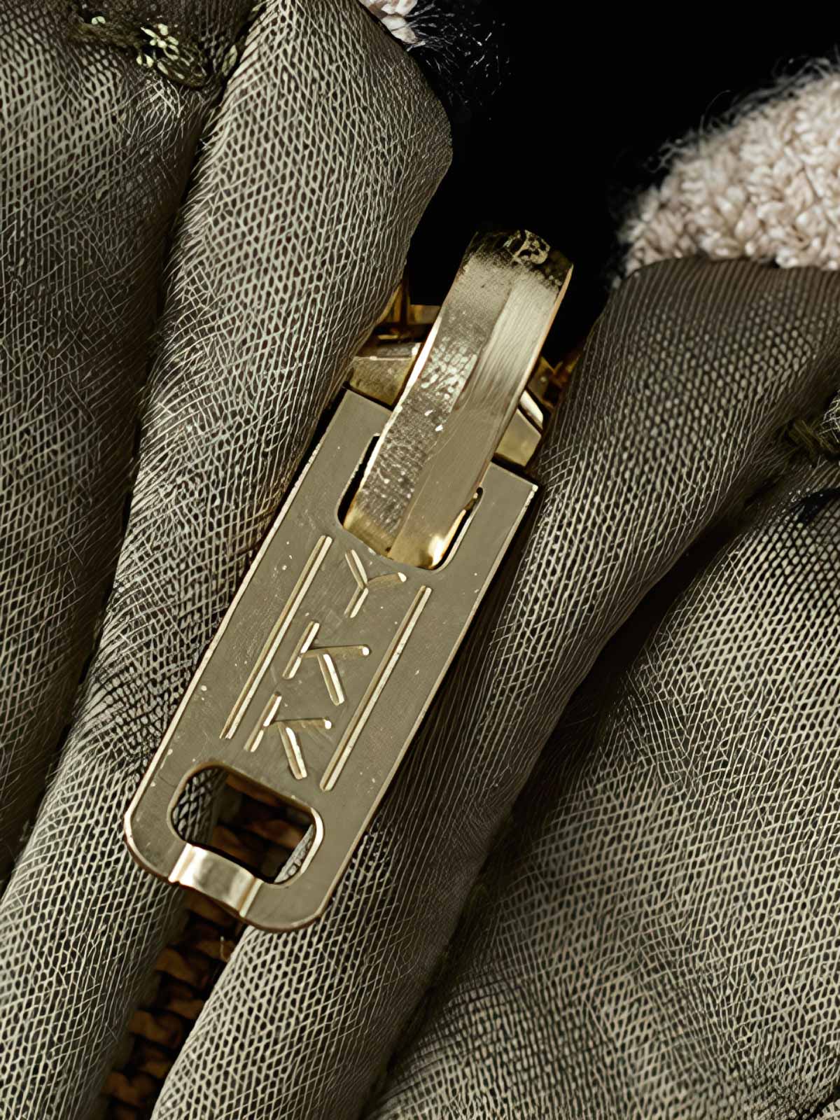 製品画像
1950年代アラスカをテーマにしたヴィンテージ刺繍リバーシブルスカジャン。片面はブラックベルベット素材にホッキョクグマ刺繍、もう片面はサテンポリエステルにアラスカ地図とトナカイ刺繍。どちらの面も印象的なデザインが施されています。

詳細画像
YKK製スライダージッパー、ライトニングデザインとホッキョクグマの刺繍ディテール。丁寧な仕上げが際立つ。