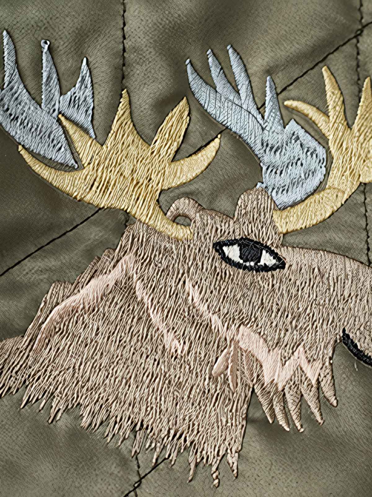 製品画像
1950年代アラスカをテーマにしたヴィンテージ刺繍リバーシブルスカジャン。片面はブラックベルベット素材にホッキョクグマ刺繍、もう片面はサテンポリエステルにアラスカ地図とトナカイ刺繍。どちらの面も印象的なデザインが施されています。

詳細画像
YKK製スライダージッパー、ライトニングデザインとホッキョクグマの刺繍ディテール。丁寧な仕上げが際立つ。