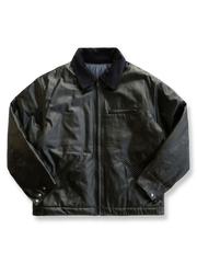 製品画像
バイカラーデザインのコーティング加工ワークジャケット。PAコーティング加工による防風性と防水性、耐久性の高い素材を使用し、アウトドアや日常のシーンに適したヴィンテージ感漂うワークスタイル。

詳細画像
PAコーティング加工素材を使用した表地、クラシックな襟デザインのディテール。防風・防水性を高める設計で、アウトドアにも対応できる耐久性を実現。硬めの質感が耐摩耗性を強化。