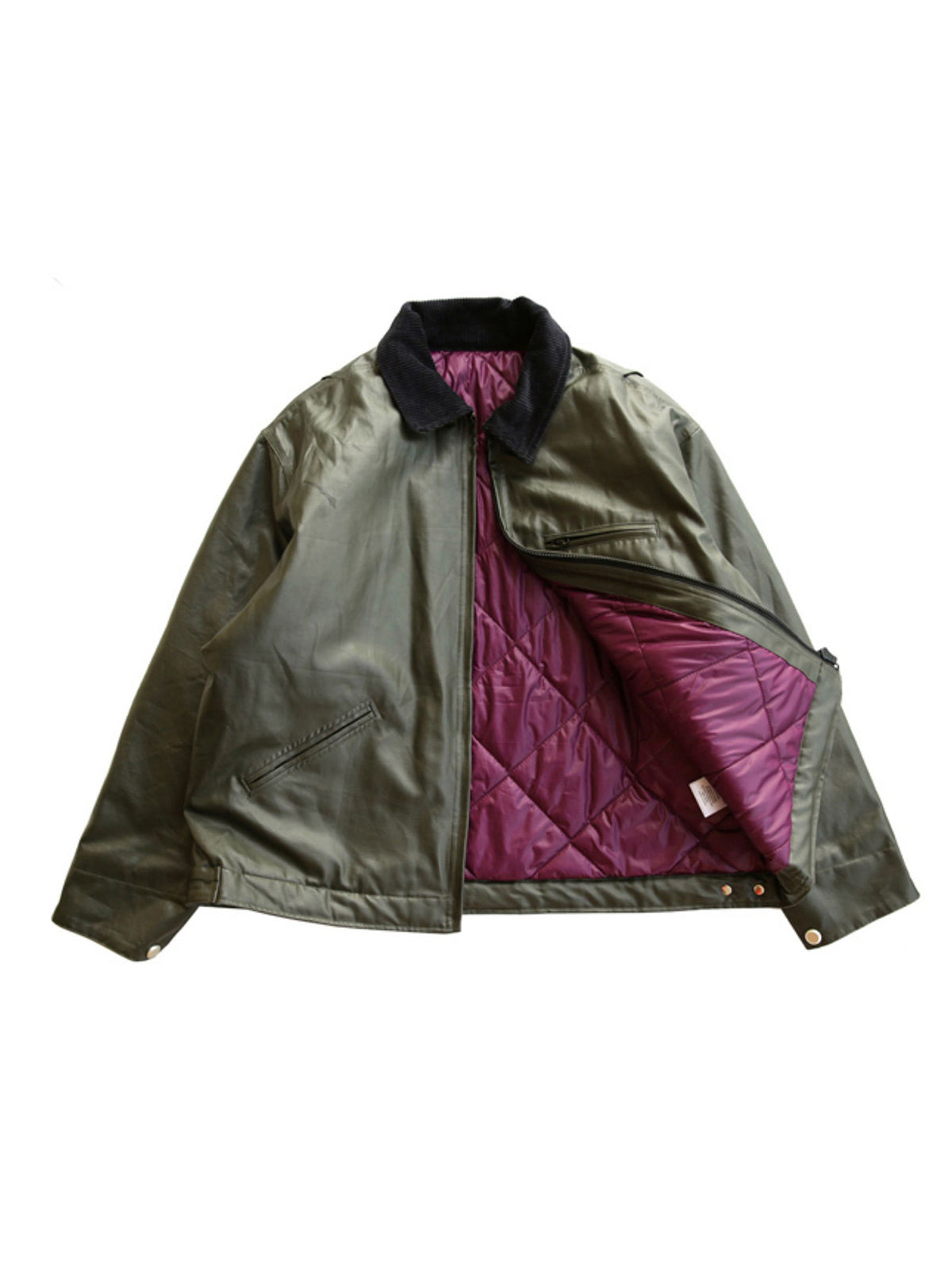 製品画像
バイカラーデザインのコーティング加工ワークジャケット。PAコーティング加工による防風性と防水性、耐久性の高い素材を使用し、アウトドアや日常のシーンに適したヴィンテージ感漂うワークスタイル。

詳細画像
PAコーティング加工素材を使用した表地、クラシックな襟デザインのディテール。防風・防水性を高める設計で、アウトドアにも対応できる耐久性を実現。硬めの質感が耐摩耗性を強化。