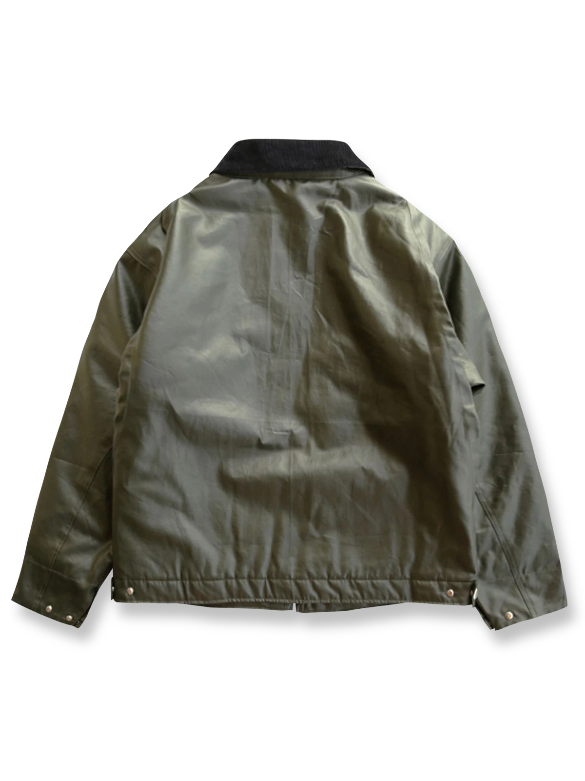 製品画像
バイカラーデザインのコーティング加工ワークジャケット。PAコーティング加工による防風性と防水性、耐久性の高い素材を使用し、アウトドアや日常のシーンに適したヴィンテージ感漂うワークスタイル。

詳細画像
PAコーティング加工素材を使用した表地、クラシックな襟デザインのディテール。防風・防水性を高める設計で、アウトドアにも対応できる耐久性を実現。硬めの質感が耐摩耗性を強化。