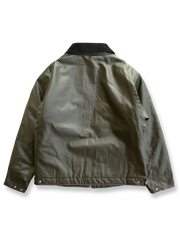 製品画像
バイカラーデザインのコーティング加工ワークジャケット。PAコーティング加工による防風性と防水性、耐久性の高い素材を使用し、アウトドアや日常のシーンに適したヴィンテージ感漂うワークスタイル。

詳細画像
PAコーティング加工素材を使用した表地、クラシックな襟デザインのディテール。防風・防水性を高める設計で、アウトドアにも対応できる耐久性を実現。硬めの質感が耐摩耗性を強化。