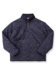 製品画像
ハーフジップ仕様の中綿ジャケット。防風性に優れたポリエステル素材と保温性の高い中綿構造が特徴で、秋冬に最適なスタイリッシュで機能的なジャケット。エレガントな襟付きデザインが全体を引き締めます。

詳細画像
ハーフジップ仕様と油絵風プリント裏地のディテール。ポリエステル外層が寒冷環境でもしっかり保温し、袖口と裾のゴム仕様で防風性を強化。実用的な大容量ポケットも特徴。