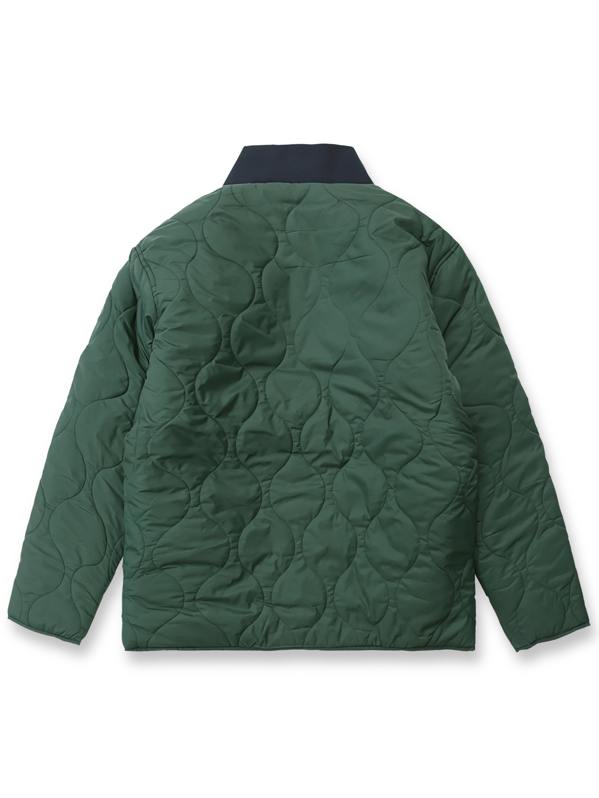 製品画像
ハーフジップ仕様の中綿ジャケット。防風性に優れたポリエステル素材と保温性の高い中綿構造が特徴で、秋冬に最適なスタイリッシュで機能的なジャケット。エレガントな襟付きデザインが全体を引き締めます。

詳細画像
ハーフジップ仕様と油絵風プリント裏地のディテール。ポリエステル外層が寒冷環境でもしっかり保温し、袖口と裾のゴム仕様で防風性を強化。実用的な大容量ポケットも特徴。