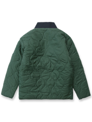 製品画像
ハーフジップ仕様の中綿ジャケット。防風性に優れたポリエステル素材と保温性の高い中綿構造が特徴で、秋冬に最適なスタイリッシュで機能的なジャケット。エレガントな襟付きデザインが全体を引き締めます。

詳細画像
ハーフジップ仕様と油絵風プリント裏地のディテール。ポリエステル外層が寒冷環境でもしっかり保温し、袖口と裾のゴム仕様で防風性を強化。実用的な大容量ポケットも特徴。