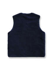 製品画像
リバーシブルデザインのフリースベスト。片面はクラシックなフリース素材、もう片面は滑らかなナイロン調の素材で、軽量で暖かく、通勤やアウトドアシーンで活躍します。フルジップ仕様で着脱も簡単。

詳細画像
両面の異なる素材と大容量ポケットのディテール。カジュアルスタイルからモダンな印象に切り替え可能で、収納力も十分。