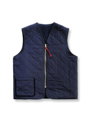 製品画像
リバーシブルデザインのフリースベスト。片面はクラシックなフリース素材、もう片面は滑らかなナイロン調の素材で、軽量で暖かく、通勤やアウトドアシーンで活躍します。フルジップ仕様で着脱も簡単。

詳細画像
両面の異なる素材と大容量ポケットのディテール。カジュアルスタイルからモダンな印象に切り替え可能で、収納力も十分。