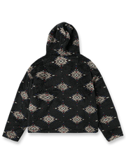 製品画像: ナバホ柄 パーカー。柔らかいラムファー素材を使用し、保温性に優れた冬のカジュアルスタイルに最適なパーカーの正面全体展示図。

詳細画像: ナバホ柄とラムファー素材のディテールクローズアップ。フロントポケットの実用的な収納機能を示す画像。