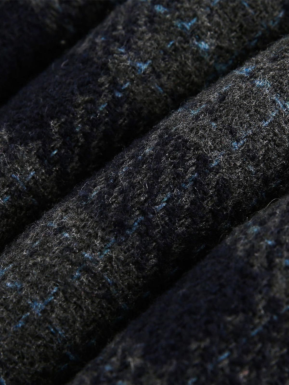 製品画像
「クラシックなチェック柄デザインとモダンなバイカラースタイルが特徴のウール混スタンドカラー中綿ジャケット。防寒性とスタイリッシュさを両立した全体の展示画像。」

詳細画像
「ジャケット背面に施されたブランド刺繍ディテールの特写と、軽量ポリエステル素材を採用したジッパーのクローズアップ画像。」