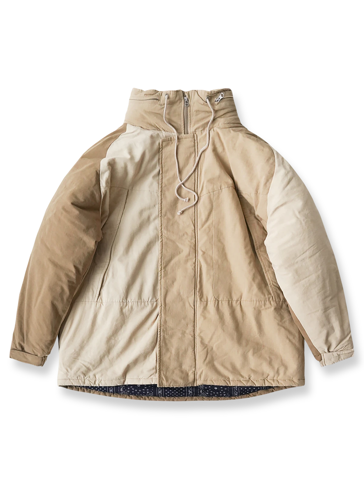 製品画像
「トーンオントーンデザインを採用したパッチワーク風ミドル丈中綿ジャケットの全体展示図。ヴィンテージ感のあるデザインと多機能性が特徴。」

詳細画像
「ペイズリー柄の裏地と日本製YKK製の両開きファスナーのディテールを特写した画像。ヴィンテージデザインと高機能性を兼ね備えたジャケット。」