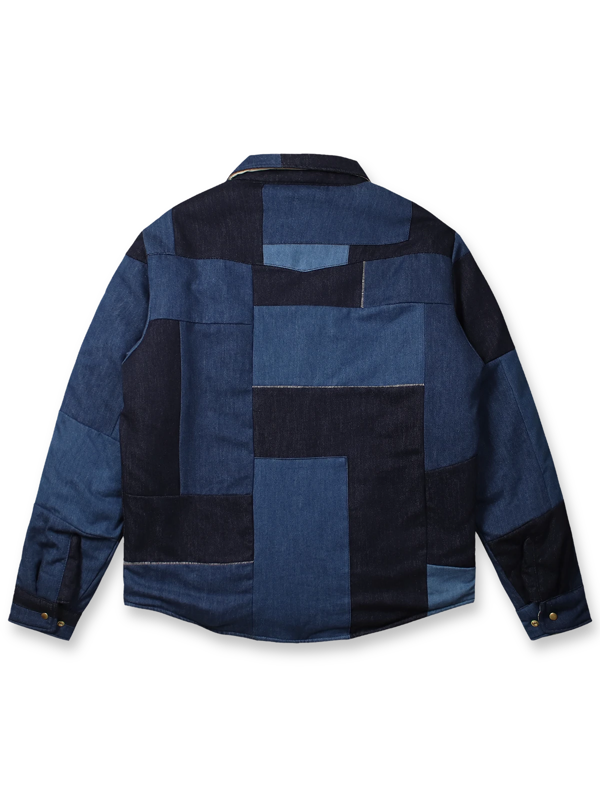 製品画像
「職人による手作業で仕上げられた古布パッチワークデザインの藍染めシンサレート中綿ジャケット全体展示図。クラシックなヴィンテージ感と現代的な機能性を融合した一品。」

詳細画像
「藍染めデニムパッチワークの複雑なディテールと、ヴィンテージ仕上げの金属ボタンの特写。刺し子柄の裏地やシンサレート中綿の機能性が際立つ手作りの限定アイテム。」
