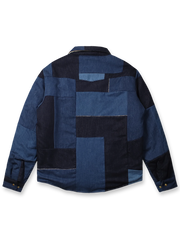 製品画像
「職人による手作業で仕上げられた古布パッチワークデザインの藍染めシンサレート中綿ジャケット全体展示図。クラシックなヴィンテージ感と現代的な機能性を融合した一品。」

詳細画像
「藍染めデニムパッチワークの複雑なディテールと、ヴィンテージ仕上げの金属ボタンの特写。刺し子柄の裏地やシンサレート中綿の機能性が際立つ手作りの限定アイテム。」
