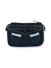 製品画像
「デニム生地を使用したジーンズ型デザインのカードケース全体展示図。二本針ステッチや銅製リベット、バックポケットの刺繍飾りが特徴的なヴィンテージ風デザイン。」

詳細画像
「デニム カードケースのディテール特写。二本針ステッチ、銅製リベット、刺繍入りバックポケットなど、ジーンズを彷彿とさせる精巧なデザインが際立つ。」