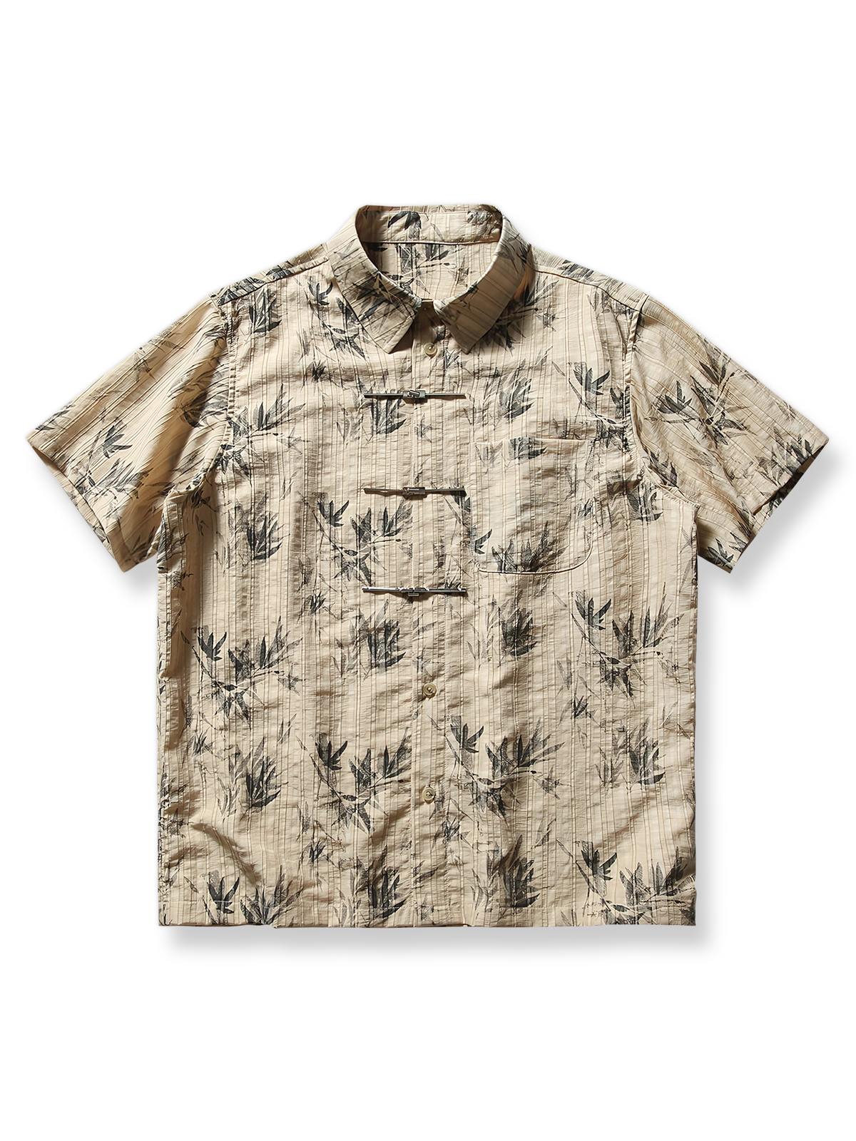 軽量で通気性のある生地に水墨画の竹林がプリントされたモダンチャイニーズスタイルの半袖シャツの正面ビュー。シンプルなボタンと襟元のデザインが洗練された雰囲気を演出します。