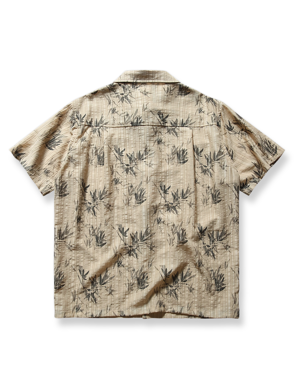 軽量で通気性のある生地に水墨画の竹林がプリントされたモダンチャイニーズスタイルの半袖シャツの正面ビュー。シンプルなボタンと襟元のデザインが洗練された雰囲気を演出します。